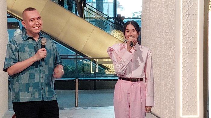 TINGGALKAN BOTOL PLASTIK - Maudy Ayunda ditemui di di kawasan SCBD Jakarta Selatan, Selasa (11/3/2025). Pada momen itu, ia bercerita menyiapkan tumblr di beberapa tempat untuk persiapan minum. Termasuk di mobilnya.
Maudy Ayunda dalam acara launching Frank Green Gradient Collection,