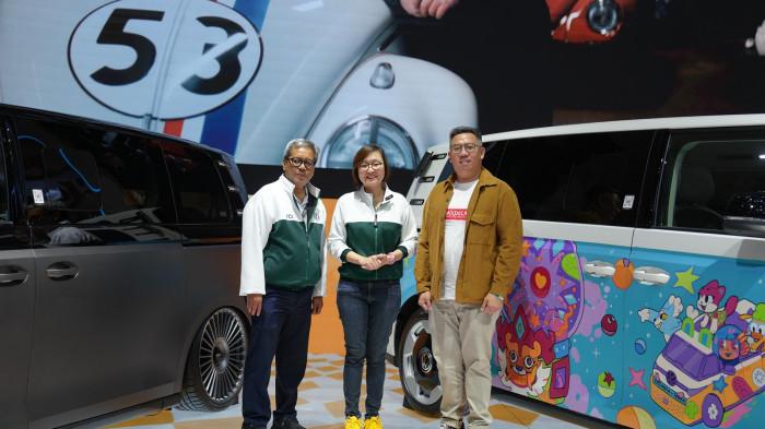 Di booth VW di GIIAS 2025, Maxdecal menyulap mobil listrik ID. BUZZ menjadi karya seni bergerak.
