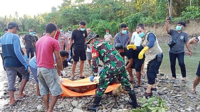 KASUS PEMBUNUHAN - Proses evakuasi korban saat pertama kali ditemukan warga di Sungai Fufu, Kota Bula, Seram Bagian Timur (SBT).