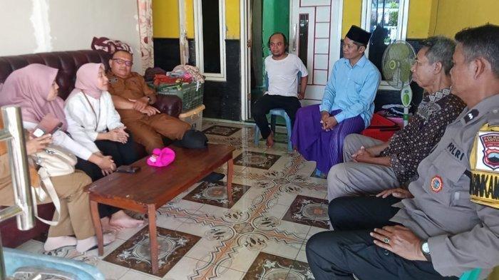 VERIFIKASI BANSOS - Petugas dari Dinas Sosial Pemberdayaan Masyarakat dan Desa (Dinsospermades) Kabupaten Banyumas saat kunjungan dan memastikan terkait kondisi lansia yang keluar dari data bansos, Senin (7/7/2025). Lansia itu dikeluarkan dari daftar penerima bansos karena memang tidak layak menerima.