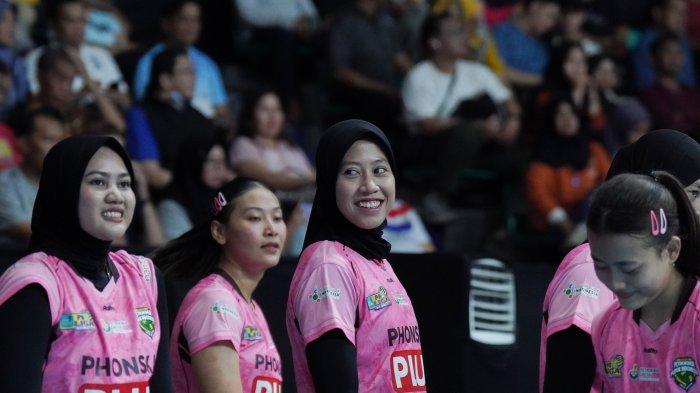 HASIL PROLIGA 2025 - Pevoli Gresik Petrokimia, Megawati Hangestri (tengah) tersenyum saat melawan tim voli putri Jakarta Electric PLN dalam seri ketiga Final Four Proliga 2025 di Gor Sritex Arena, Solo, Sabtu (3/5/2025). Megawati Hangestri Cs Menang 3-0 (26-24,25-18,25-20) ats Jakarta Electric PLN. TRIBUNNEWS/Muhammad Nursina)