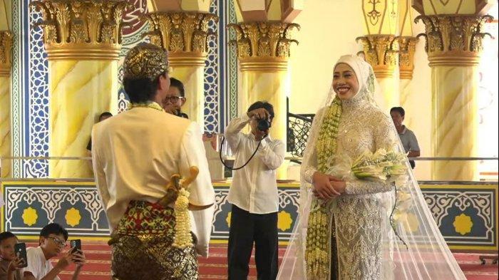 MEGAWATI TERSENYUM - Megawati Hangestri tersenyum ketika momen bertatapan dengan sang suami, Dio Novandra. Ijab kabul pernikahan Megawati dan Dio berjalan lancar di Masjid Roudhotul Muchlisin, Jember, Jawa Timur, Jumat (4/7/2025)