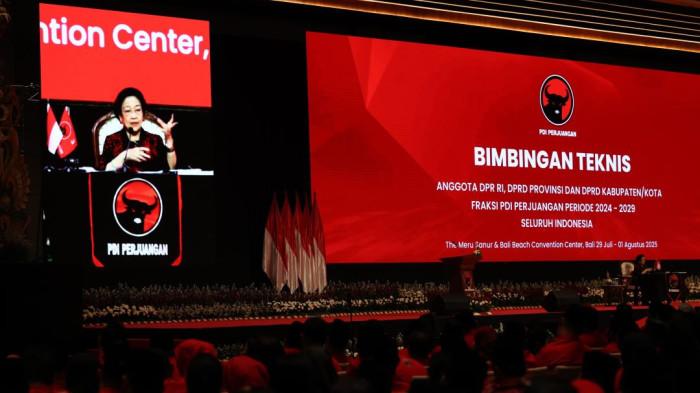 BIMTEK PDIP - Ketua Umum DPP PDI Perjuangan (PDIP) Megawati Soekarnoputri memberikan arahan kepada peserta Bimbingan Teknis (Bimtek) Fraksi PDIP se-Indonesia di The Meru & Bali Beach Convention Center, Sanur, Denpasar, Bali, Rabu (30/7/2025). Ia menyerukan bahwa perjuangan politik bukan sekadar rutinitas, melainkan amanat sejarah yang tak boleh padam.