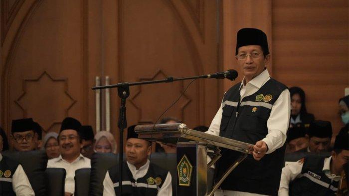 LEPAS KEBERANGKATAN JEMAAH HAJI - Menteri Agama (Menag) Nasaruddin Umar melepas keberangkatan kloter pertama jemaah haji Indonesia tahun 2025, Jumat (2/5/2025). Dalam sambutannya, Menag menegaskan bahwa haji bukan sekadar perjalanan fisik, melainkan perjalanan spiritual menuju langit, yang penuh dengan kesucian dan pengorbanan.