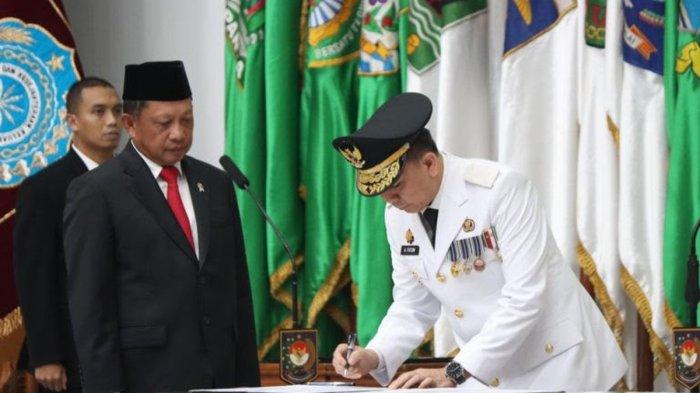 PELANTIKAN PJ GUBERNUR PAPUA - Menteri Dalam Negeri (Mendagri) Tito Karnavian melantik Direktur Jenderal (Dirjen) Bina Keuangan Daerah Kemendagri, Agus Fatoni sebagai Penjabat (Pj) Gubernur Papua, mengantikan Mayjen TNI (Purn) Ramses Limbong di kantor Kemendagri, Jakarta, Senin (7/7/2025).