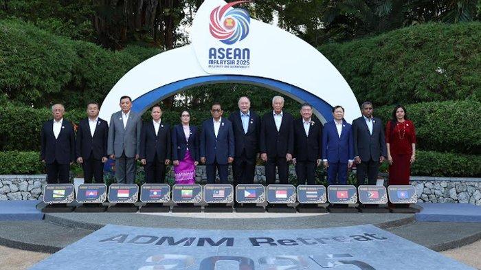 ADMM RETREAT - Menteri Pertahanan Republik Indonesia (Menhan RI) Sjafrie Sjamsoeddin menghadiri acara ASEAN Defence Ministers’ Meeting Retreat (ADMM Retreat), di Penang, Malaysia, Rabu (26/2/2025). Dalam pertemuan itu Sjafrie berbicara pentingnya mengutamakan solidaritas dan diplomasi untuk mewujudkan kawasan yang aman, damai, serta sejahtera.