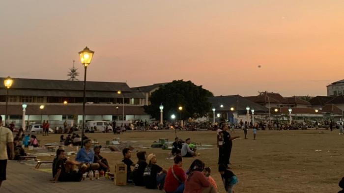 ALUN-ALUN KIDUL SURAKARTA - Meningkatnya pengunjung di Alun-Alun Kidul Surakarta setelah pelaksanaan revitalisasi, pengunjung memadati trotoar Alun-alun Kidul Surakarta di sore hari dan menikmati keindahan sunset Selasa (22/7/2025). (mg/Kiki Ratnasari)