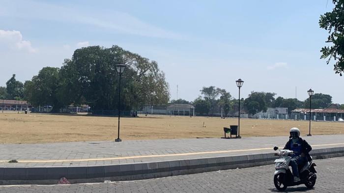 ALUN-ALUN KIDUL SURAKARTA - Meningkatnya pengunjung di Alun-Alun Kidul Surakarta setelah pelaksanaan revitalisasi, pengunjung memadati trotoar Alun-alun Kidul Surakarta di sore hari dan menikmati keindahan sunset Selasa (22/7/2025). (mg/Kiki Ratnasari)