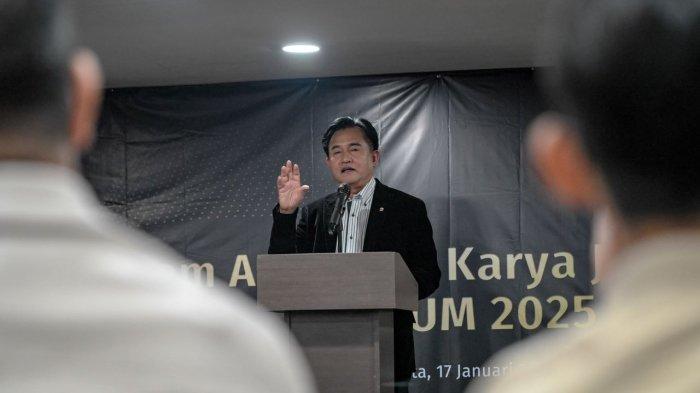 Menteri Koordinator Bidang Hukum, Hak Asasi Manusia, Imigrasi, dan Pemasyarakatan (Menko Kumham Imipas) Yusril Ihza Mahendra memberikan sambutan dalam acara Malam Apresiasi Karya Jurnalistik Iwakum 2025, di Hotel Sofyan, Jakarta, Jumat (17/1/2025).