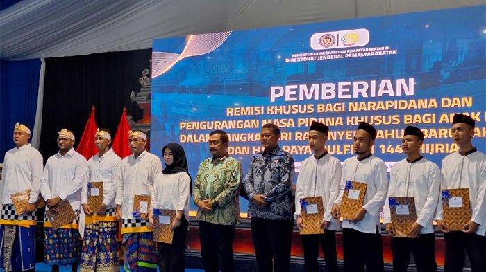 REMISI NARAPIDANA CIBINONG - Menteri Imigrasi dan Permasyarakatan (Imipas), Agus Andrianto, secara simbolis memberikan remisi di Lapas Kelas IIA Cibinong, Bogor, Jawa Barat, Jumat (28/3/2025).