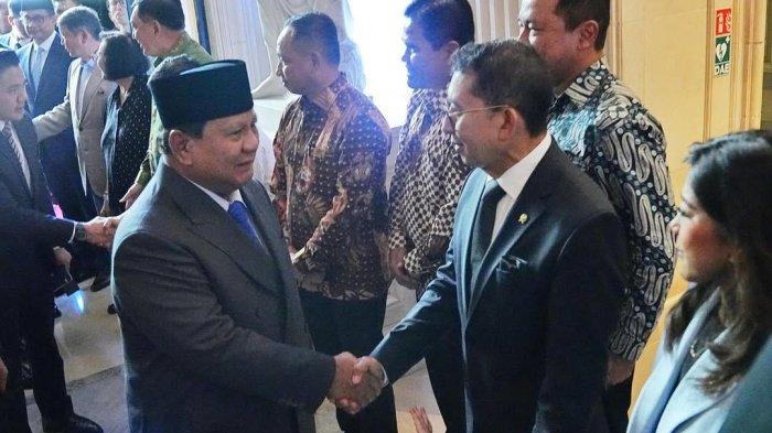 KUNJUNGAN KE PRANCIS - Menteri Kebudayaan Fadli Zon menyambut kedatangan Presiden RI Prabowo Subianto di Paris, Prancis, Minggu (13/7/2025). Kunjungan Presiden Prabowo untuk memenuhi undangan sebagai tamu kehormatan Presiden Prancis Emmanuel Macron dalam rangka parade militer Bastille Day/Hari Nasional Perancis, 14 Juli 2025.