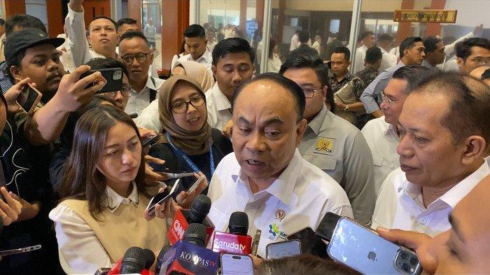 BUDI ARIE -  Menteri Koperasi, Budi Arie Setiadi usai rapat kerja bareng Komisi VI DPR RI di Kompleks Parlemen, Senayan Jakarta, Senin (26/5/2025). Ia enggan menanggapi ultimatum PDIP soal kasus Judi Online