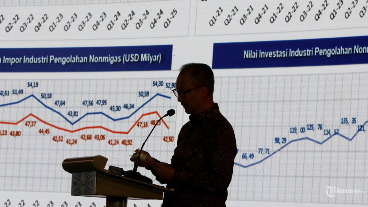 MATA LOKAL FEST - Siluet Menteri Perindustrian Agus Gumiwang Kartasasmita memberi paparan dengan tema Net Zero Industry Strategies for Decarbonizing Indonesia's Manufacturing Sector saat acara Mata Lokal Fest 2025 di Hotel Shangri La, Jakarta, Kamis (8/5/2025). Mata Lokal Fest 2025 hadir dengan tajuk ???Cutting Edge for Local Sustainability??? sebagai upaya translasi nilai-nilai tujuan pembangunan berkelanjutan (SDGs) ke akar rumput, khususnya komunitas dan UMKM lokal. TRIBUNNEWS/IRWAN RISMAWAN
