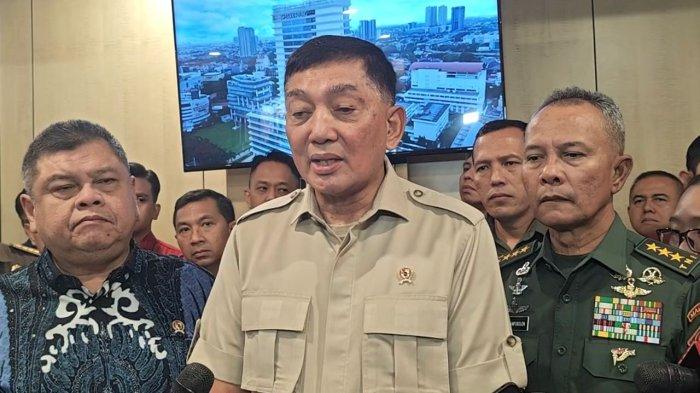 HUTAN JADI SAWIT - Menteri Pertahanan sekaligus Ketua Pengarah Satuan Tugas Penertiban Kawasan Hutan (Satgas PKH), Sjafrie Sjamsoeddin di Gedung Kejaksaan Agung, Jakarta, Rabu (26/3/2025). Ia menyatakan 1 juta kawasan hutan yang dikuasai kembali dari hasil sitaan proses hukum akan dioptimalkan menjadi produksi sawit. 