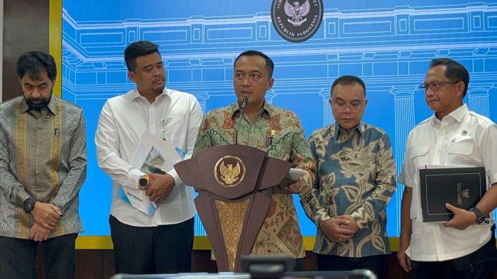 SENGKETA EMPAT PULAU - Pemerintah pusat melalui Menteri Sekretaris Negara Prasetyo Hadi mengumumkan status administrasi kepemilikan empat pulau di barat Pulau Sumatera yang disengketakan menjadi bagian Provinsi Aceh, dalam jumpa pers di Istana Kepresidenan RI, Jakarta, Selasa (17/6/2025). Keputusan itu sekaligus membatalkan Surat Keputusan Mendagri sebelumnya yang memasukkan empat pulau tersebut ke dalam wilayah Sumatera Utara. 
