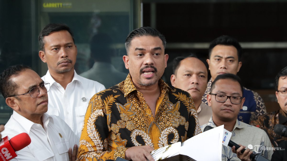 KLARIFIKASI MENTERI UMKM - Menteri UMKM Maman Abdurrahman memberi keterangan usai memberi klarifikasi di gedung Merah Putih KPK, Jakarta, Jumat (4/7/2025). Kedatangan Maman Abdurrahman itu untuk memberikan penjelasan terkait surat berkop Kementerian UMKM mengenai kunjungan istrinya ke beberapa negara Eropa.