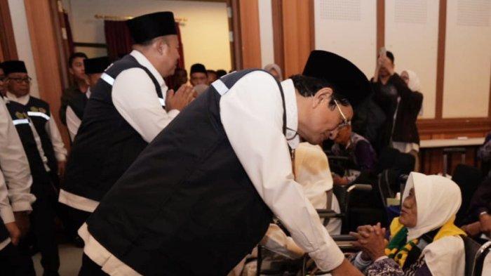 JEMAAH HAJI - Menteri Agama Nassarudin Umar berbincang dengan salah seorang jemaah haji kloter JKG-01, Kamis (1/5/2025).
