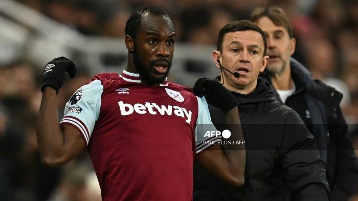 Pemain West Ham Michail Antonio bersiap untuk bergabung kembali dalam pertandingan dengan seragam baru selama pertandingan sepak bola Liga Primer Inggris antara Newcastle United dan West Ham United di St James' Park di Newcastle-upon-Tyne, timur laut Inggris pada 25 November 2024.