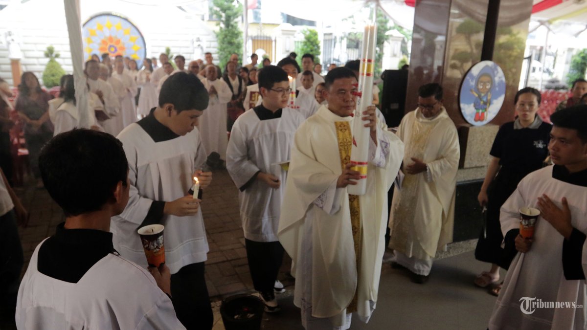 MISA PASKAH - Pastor Jameslin Damanik (tengah) memimpin Misa Vigili Paskah atau malam tirakatan kebangkitan kristus di Gereja Katedral, Medan, Sabtu (19/4/2025). Misa tersebut merupakan rangkaian ibadah dari pekan suci perayaan Paskah 2025, yang mengambil tema Mewujudkan Tri Tugas Kristus Dalam Hidup Berparoki. TRIBUN MEDAN/DANIL SIREGAR