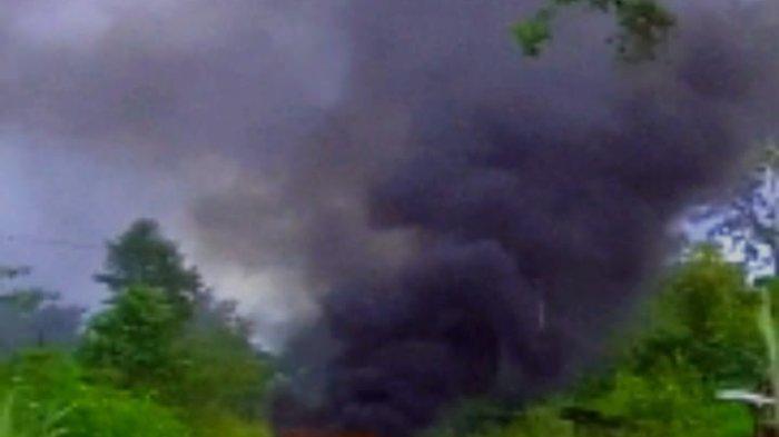 MOBIL POLISI DIBAKAR - Mobil dinas Satuan Bimas Polres Yahukimo dibakar orang tak dikenal (OTK) di Distrik Dekai, Kabupaten Yahukimo, Papua Pegunungan, Selasa (28/1/2025). Polisi tengah menyelidiki siapa pelaku pembakaran.