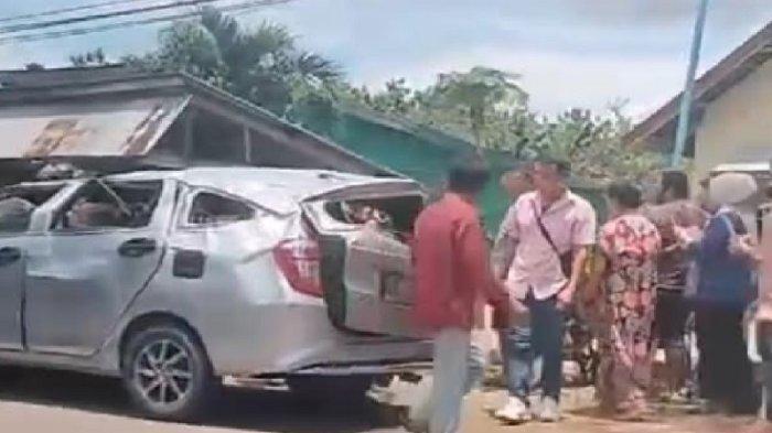 MOBIL TERBALIK - Tangkapan layar video viral warga berusaha mengevakuasi mobil terbalik yang kecelakaan lalu-lintas di Kabupaten Konawe, Sulawesi Tenggara (Sultra). Insiden tersebut terjadi di Desa Lambangi, Kecamatan Wonggeduku Barat, Kabupaten Konawe, Sabtu (1/3/2025).
