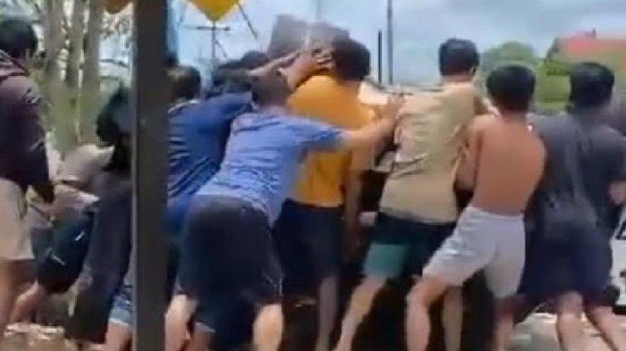 MOBIL TERBALIK - Tangkapan layar video viral warga berusaha mengevakuasi mobil terbalik yang kecelakaan lalu-lintas di Kabupaten Konawe, Sulawesi Tenggara (Sultra). Insiden tersebut terjadi di Desa Lambangi, Kecamatan Wonggeduku Barat, Kabupaten Konawe, Sabtu (1/3/2025).