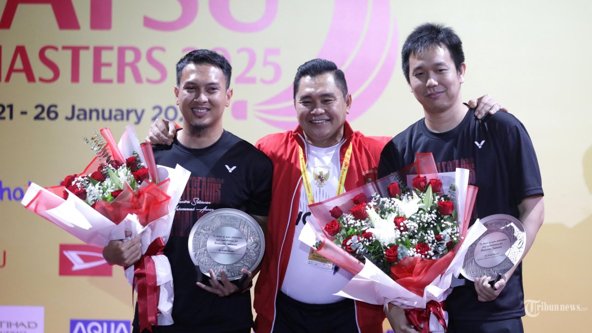 Pebulu tangkis ganda putra Indonesia Mohammad Ahsan dan Hendra Setiawan berfoto dengan Ketua PBSI Muhammad Fadil Imran saat acara perpisahan bertajuk 'Tribute to The Daddies' sebelum laga final Indonesia Masters 2025 di Istora Senayan, Jakarta, Minggu (26/1/2025). Pasca menyatakan pensiun, acara perpisahan Hendra dan Ahsan tersebut dibuat untuk menghormati kontribusi mereka di dunia buku tangkis Indonesia. TRIBUNNEWS/IRWAN RISMAWAN