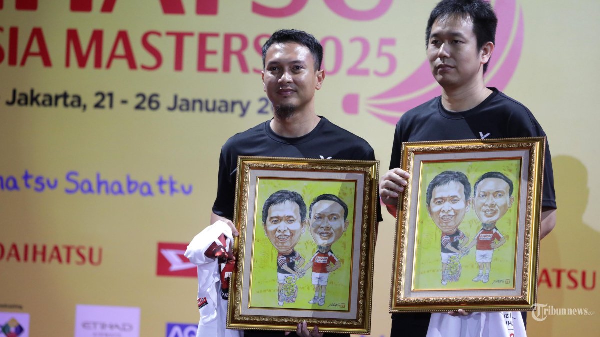 Pebulu tangkis ganda putra Indonesia Mohammad Ahsan dan Hendra Setiawan berfoto saat acara perpisahan bertajuk 'Tribute to The Daddies' sebelum laga final Indonesia Masters 2025 di Istora Senayan, Jakarta, Minggu (26/1/2025). Pasca menyatakan pensiun, acara perpisahan Hendra dan Ahsan tersebut dibuat untuk menghormati kontribusi mereka di dunia buku tangkis Indonesia. TRIBUNNEWS/IRWAN RISMAWAN