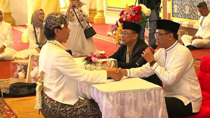 IJAB KABUL - Momen Dio Novandra (kiri) melakoni prosesi ijab kabul dengan mejabat tangan kakak Megawati Hangestri, Bagus Kurninawan. Prosesi pernikahan Dio dan Megawati berlangsung di Masjid Roudhotul Muchlisin, Jember, Jawa Timur, Jumat (4/7/2025)
