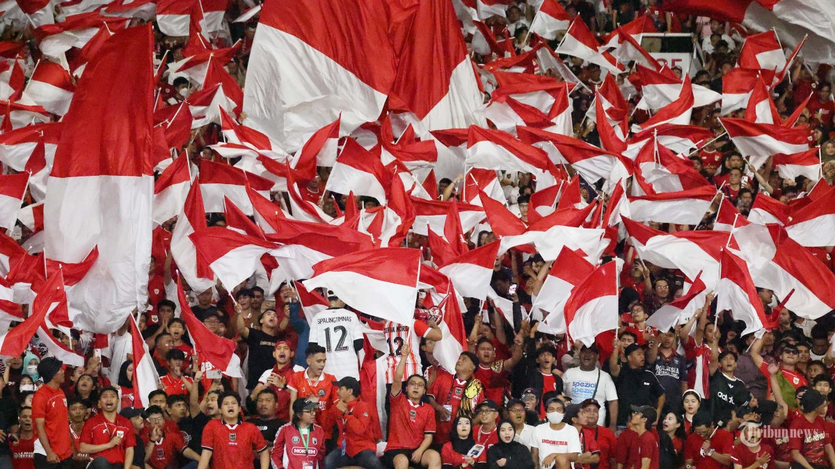 INDONESIA KALAHKAN BAHRAIN - Suporter membawa bendera merah putih untuk mendukung Timnas Indonesia saat melawan Bahrain pada Kualifikasi Piala Dunia 2026 zona Asia di Stadion Utama Gelora Bung Karno (SUGBK) Jakarta, Selasa (25/3/2025). Timnas Indonesia berhasil memenangkan pertandingan melawan Bahrain dengan skor tipis 1-0. Di foto menggunakan kamera Canon EOS R5 Mark II  TRIBUNNEWS/HERUDIN