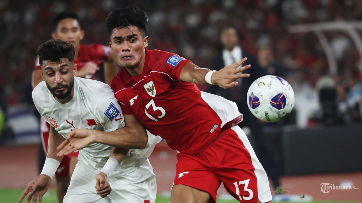 INDONESIA KALAHKAN BAHRAIN - Pesepak bola Timnas Indonesia Ramadhan Sananta (kanan) berebut bola dengan pesepak bola Bahrain pada Kualifikasi Piala Dunia 2026 zona Asia di Stadion Utama Gelora Bung Karno (SUGBK) Jakarta, Selasa (25/3/2025). Timnas Indonesia berhasil memenangkan pertandingan melawan Bahrain dengan skor tipis 1-0.  TRIBUNNEWS/HERUDIN