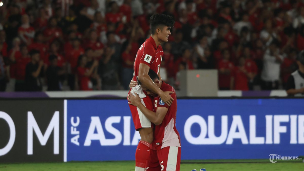 INDONESIA KALAHKAN BAHRAIN - Pesepak bola Timnas Indonesia Rizky Ridho terlihat haru memeluk rekan satu timnya, Ramadhan Sananta usai melawan Bahrain pada Kualifikasi Piala Dunia 2026 zona Asia di Stadion Utama Gelora Bung Karno (SUGBK) Jakarta, Selasa (25/3/2025). Timnas Indonesia berhasil memenangkan pertandingan melawan Bahrain dengan skor tipis 1-0. TRIBUNNEWS/HERUDIN