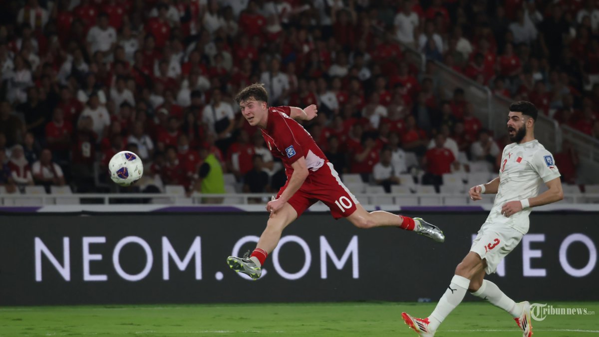 INDONESIA KALAHKAN BAHRAIN - Pesepak bola Timnas Indonesia Ole Romeny (kiri) berusaha mencetak gol ke gawang Timnas Bahrain pada Kualifikasi Piala Dunia 2026 zona Asia di Stadion Utama Gelora Bung Karno (SUGBK) Jakarta, Selasa (25/3/2025). Timnas Indonesia berhasil memenangkan pertandingan melawan Bahrain dengan skor tipis 1-0. Di foto menggunakan kamera Canon EOS R5 Mark II TRIBUNNEWS/HERUDIN