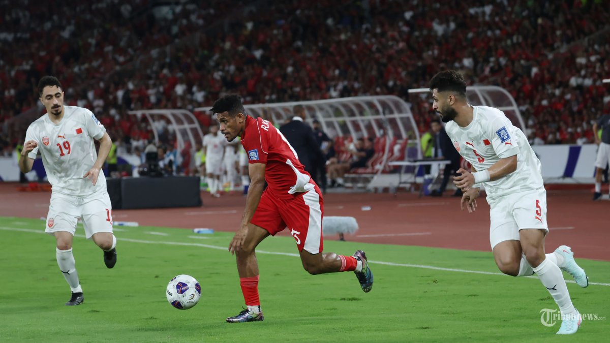 INDONESIA KALAHKAN BAHRAIN - Pesepak bola Timnas Indonesia Ricky Kambuaya (tengah) mencoba menerobos pertahanan pesepak bola Bahrain pada Kualifikasi Piala Dunia 2026 zona Asia di Stadion Utama Gelora Bung Karno (SUGBK) Jakarta, Selasa (25/3/2025). Timnas Indonesia berhasil memenangkan pertandingan melawan Bahrain dengan skor tipis 1-0.  TRIBUNNEWS/HERUDIN