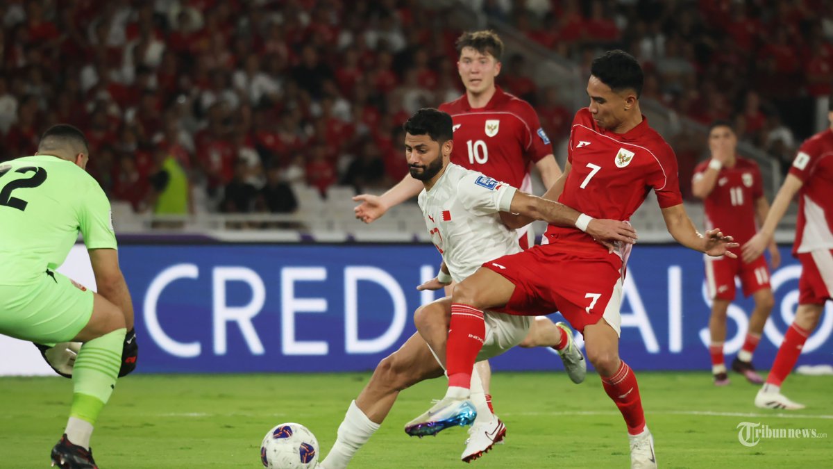 INDONESIA KALAHKAN BAHRAIN - Pesepak bola Timnas Indonesia Marselino Ferdinan (dua kanan) berebut bola dengan pesepak bola Bahrain pada Kualifikasi Piala Dunia 2026 zona Asia di Stadion Utama Gelora Bung Karno (SUGBK) Jakarta, Selasa (25/3/2025). Timnas Indonesia berhasil memenangkan pertandingan melawan Bahrain dengan skor tipis 1-0. Di foto menggunakan kamera Canon EOS R5 Mark II TRIBUNNEWS/HERUDIN