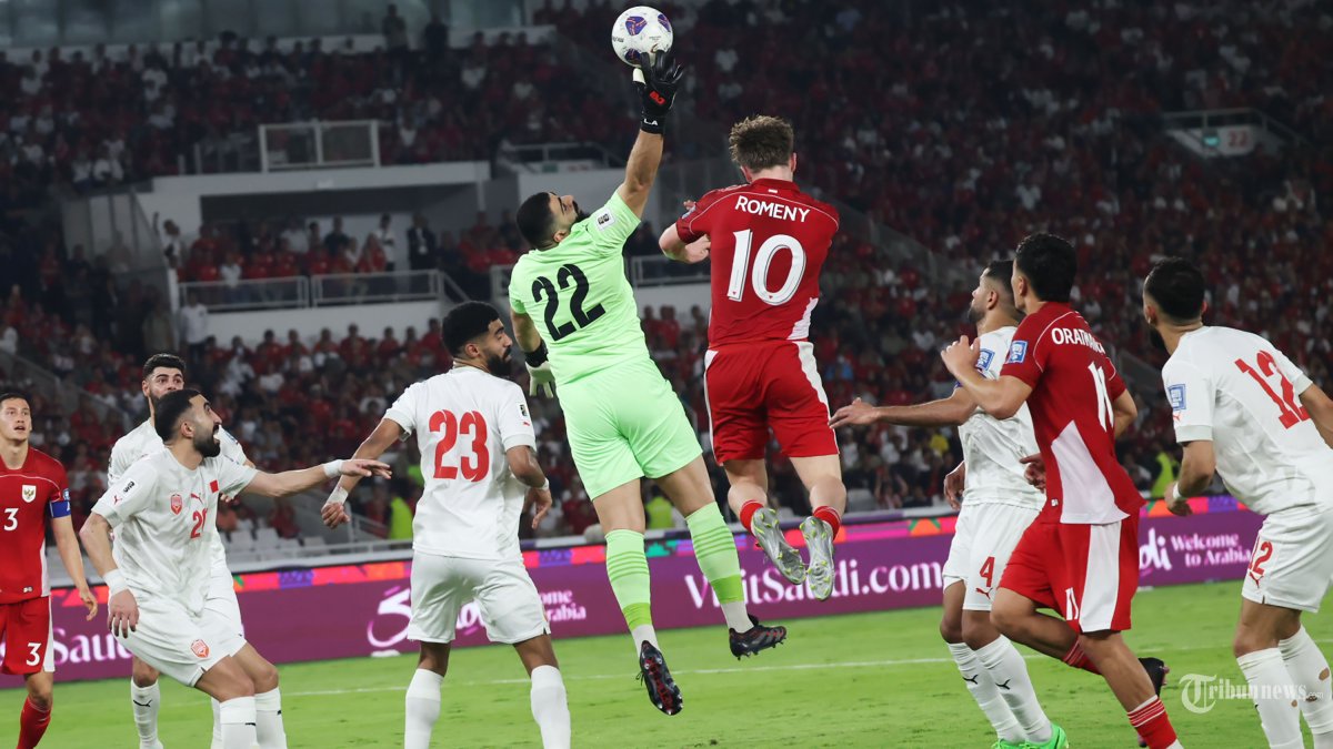 INDONESIA KALAHKAN BAHRAIN - Pesepak bola Timnas Indonesia Ole Romeny (empat kanan) berebut bola di udara dengan penjaga gawang Bahrain pada Kualifikasi Piala Dunia 2026 zona Asia di Stadion Utama Gelora Bung Karno (SUGBK) Jakarta, Selasa (25/3/2025). Timnas Indonesia berhasil memenangkan pertandingan melawan Bahrain dengan skor tipis 1-0. TRIBUNNEWS/HERUDIN