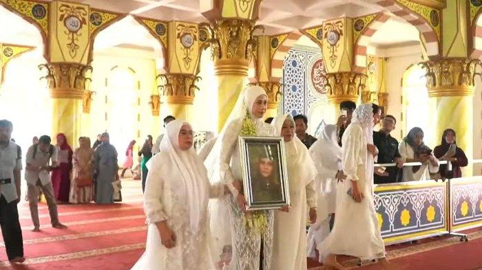 Momen Megawati Hangestri membawa foto sang mendiang ayah