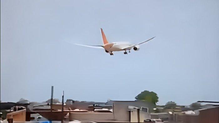 MOMEN SEBELUM JATUH- Momen beberapa saat sebeluim pesawat Air India jatuh. Pesawat Air India jatuh di atas ruang makan B.J. Korsel Medical College, akibatnya banyak mahasiswa tewas saat makan siang.