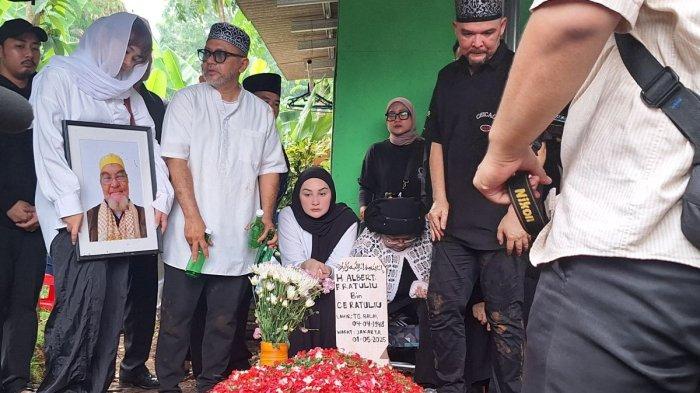 DUKA MONA RATULIU - Aktris Mona Ratuliu dilingkupi kesedihan. Ia kehilangan sang ayah untuk selamanya, yang dimakamkan di TPU Jeruk Purut, Cilandak, Jakarta Selatan, Kamis (1/5/2025).