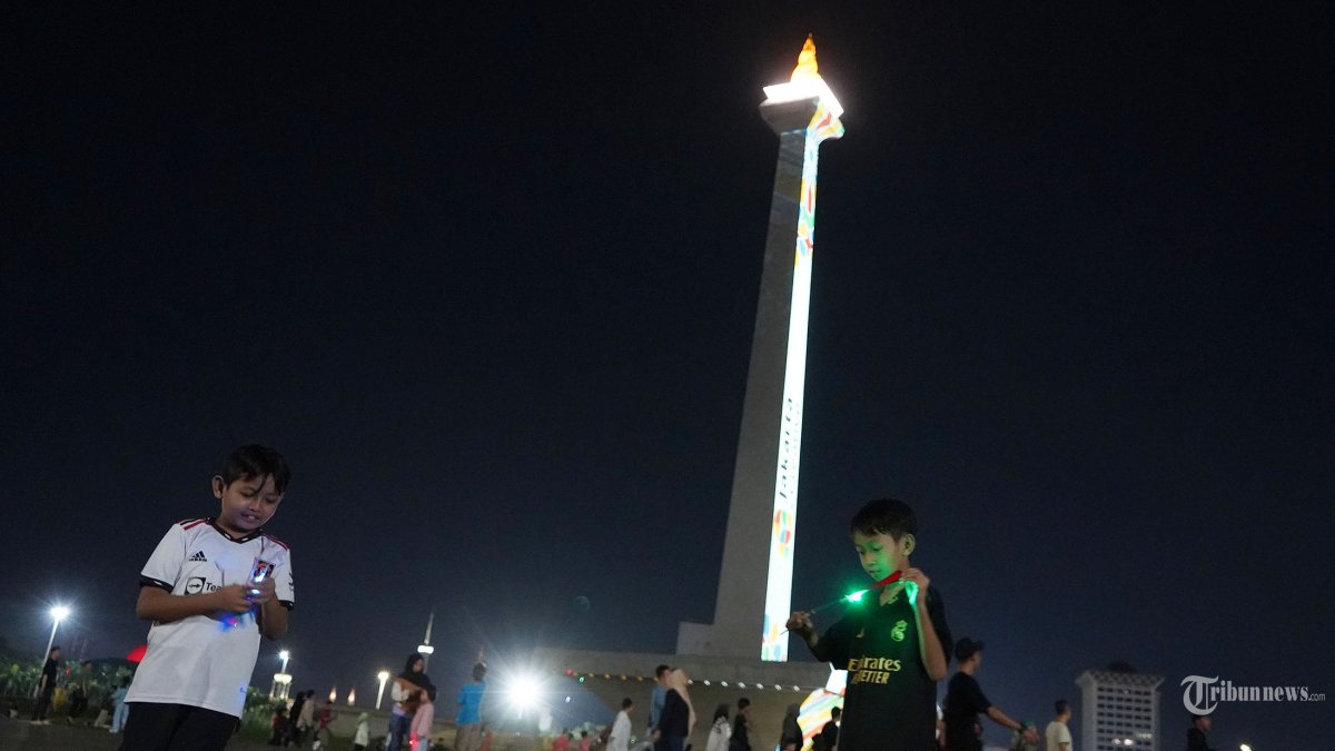 WISATA MONAS - Pengunjung menyaksikan video mapping di Monas, Jakarta Pusat, Sabtu (5/4/2025). Mengisi libur lebaran Monas menampilkan pertunjukan video mapping, air mancur menari dan instalasi cahaya (light installation) mulai Jumat (4/4) hingga Minggu (6/4). bet365×ãÇòͶעnews/Jeprima
