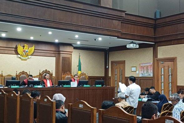 KORUPSI DI PT ANTAM - Dalam foto: Eks General Manager (GM) Unit Bisnis Pengolahan & Pemurnian Logam Mulia (UBPP LM) PT Antam, Muhammad Abi Anwar membaca pleidoi di Pengadilan Tipikor Jakarta Pusat, Rabu (21/5/2025).