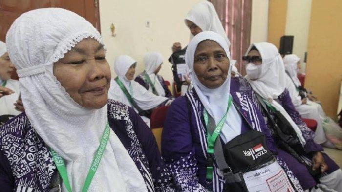 JEMAAH HAJI - Ngatirah (60) manifest 094 (kanan) jemaah haji kloter 4, perempuan asal Payabakung Blok 3 Hilir, Deliserdang.
