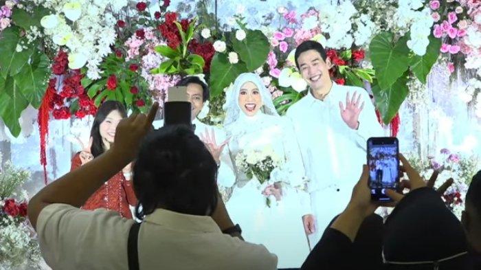 NGUNDUH MANTU MEGAWATI - Momen acara ngunduh mantu Megawati Hangestri dan Dio Novandra turut dihadiri Ko Hee-jin, di Gedung YKP, Surabaya, Sabtu (12/7/2025) siang WIB.