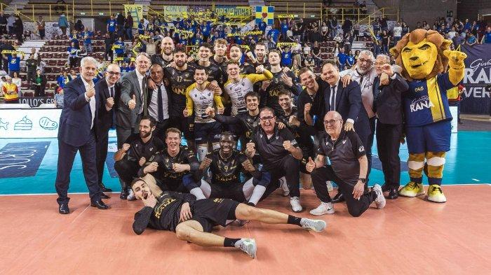 NOUMORY KEITA MENANG - Perayaan eks Bhayangkara Presisi, Noumory Keita (nomor 9) rayakan kemenangan bersama Rana Verona atas Powervolley Milano di Pala Olimpia, Senin (7/4/2025) dalam perebutan play-off posisi 5 Liga Voli Italia 2024/2025.
