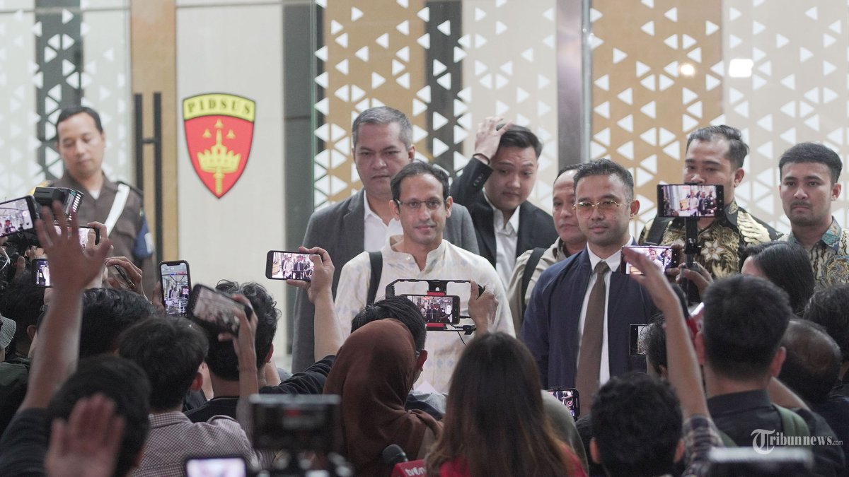 JALANI PEMERIKSAAN - Mantan Mendikbudristek Nadiem Makarim usai mejalani pemeriksaan di  Gedung Jampidsus Kejaksaan Agung (Kejagung), Jakarta Selatan, Senin (23/6/2025). Nadiem Makarim diperiksa terkait kasus dugaan korupsi pengadaan laptop Chromebook senilai Rp 9,9 triliun. Usai menjalani pemeriksaan kurang lebih selama 12 jam Nadiem mengatakan bahwa kedatangannya untuk diperiksa sebagai saksi adalah untuk memenuhi tanggung jawabnya sebagai warga negara Indonesia yang patuh pada proses hukum. Tribunnews/Jeprima