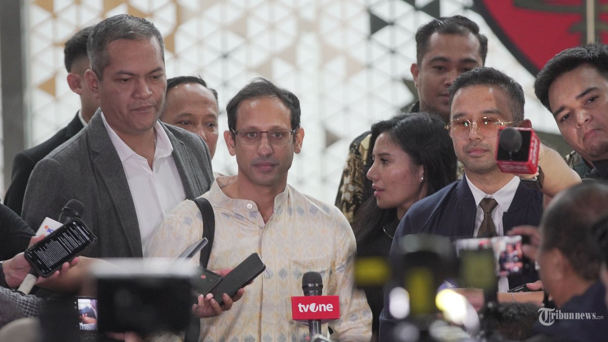 JALANI PEMERIKSAAN - Mantan Mendikbudristek Nadiem Makarim usai mejalani pemeriksaan di Gedung Jampidsus Kejaksaan Agung (Kejagung), Jakarta Selatan, Senin (23/6/2025). Nadiem Makarim diperiksa terkait kasus dugaan korupsi pengadaan laptop Chromebook senilai Rp 9,9 triliun. Usai menjalani pemeriksaan kurang lebih selama 12 jam Nadiem mengatakan bahwa kedatangannya untuk diperiksa sebagai saksi adalah untuk memenuhi tanggung jawabnya sebagai warga negara Indonesia yang patuh pada proses hukum. Tribunnews/Jeprima