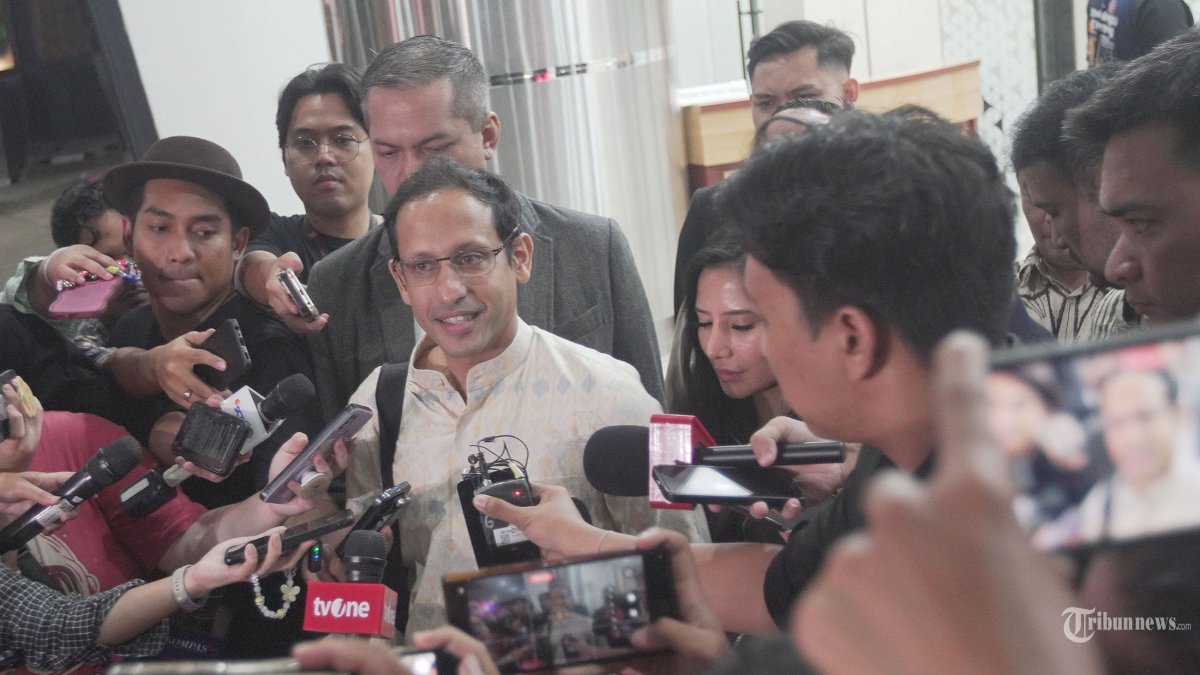 JALANI PEMERIKSAAN - Mantan Mendikbudristek Nadiem Makarim usai mejalani pemeriksaan di Gedung Jampidsus Kejaksaan Agung (Kejagung), Jakarta Selatan, Senin (23/6/2025). Nadiem Makarim diperiksa terkait kasus dugaan korupsi pengadaan laptop Chromebook senilai Rp 9,9 triliun. Usai menjalani pemeriksaan kurang lebih selama 12 jam Nadiem mengatakan bahwa kedatangannya untuk diperiksa sebagai saksi adalah untuk memenuhi tanggung jawabnya sebagai warga negara Indonesia yang patuh pada proses hukum. Tribunnews/Jeprima