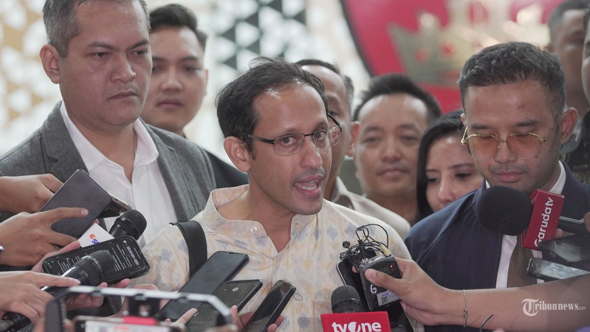 JALANI PEMERIKSAAN - Mantan Mendikbudristek Nadiem Makarim usai mejalani pemeriksaan di Gedung Jampidsus Kejaksaan Agung (Kejagung), Jakarta Selatan, Senin (23/6/2025). Nadiem Makarim diperiksa terkait kasus dugaan korupsi pengadaan laptop Chromebook senilai Rp 9,9 triliun. Usai menjalani pemeriksaan kurang lebih selama 12 jam Nadiem mengatakan bahwa kedatangannya untuk diperiksa sebagai saksi adalah untuk memenuhi tanggung jawabnya sebagai warga negara Indonesia yang patuh pada proses hukum. Tribunnews/Jeprima