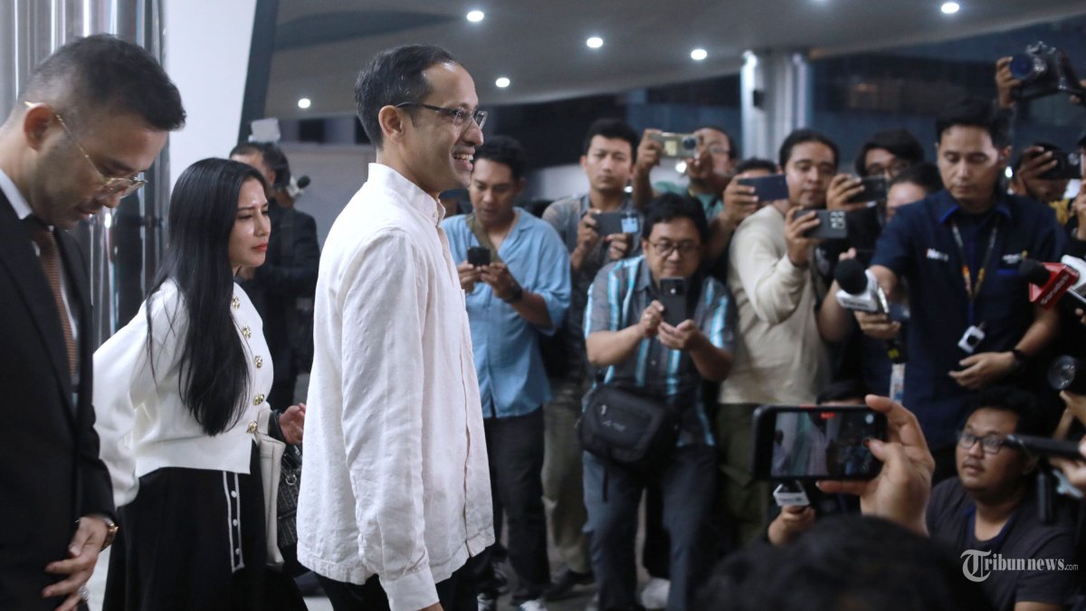PEMERIKSAAN NADIEM MAKARIM - Mantan Menteri Pendidikan, Kebudayaan, Riset, dan Teknologi (Mendikbudristek) 2019-2024 Nadiem Makarim usai menjalani pemeriksaan di Jampidsus, Kejaksaan Agung, Jakarta Selatan, Selasa (15/7/2025). Nadiem Makarim diperiksa Kejaksaan Agung selama 9 jam dalam kasus dugaan korupsi pengadaan sistem chromebook di Kemendikbudristek yang diketahui menghabiskan anggaran Rp9,9 triliun.