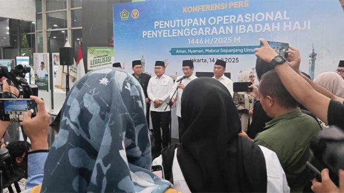 PENUTUPAN OPERASIONAL HAJI - Menteri Agama RI Nasaruddin Umar mengungkapkan penyelenggaraan ibadah haji 1446 H/2025 M secara umum berjalan sukses. Nasaruddin Umar saat acara Penutupan Operasional Penyelenggaraan Ibadah Haji 1446 H/2025 M di Gedung Kemenag Jl MH Thamrin, Jakarta Pusat, Senin (14/7/2025) sore.